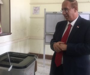 رئيس جامعة أسيوط يدلى بصوته فى الانتخابات الرئاسية (صور)