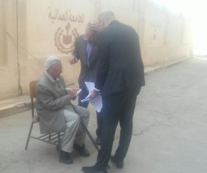 قاضى «الجامعة العمالية» يخرج باستمارة التصويت لـ«مسن» خارج اللجنة
