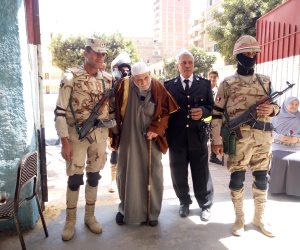 سيدات يطلقن الزغاريد بلجان العجوزة على نغمات "قالوا ايه" ويرددون "تحيا مصر"