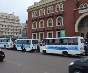 بالأحضان.. رئيس جامعة الإسكندرية يستقبل الطلاب المشاركين في الانتخابات (صور)