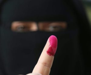 مصر بالحبر الفسفوري.. «لو إخواني باعك طلعله صباعك»