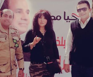منى فؤاد تدلى بصوتها في انتخابات الرئاسة بالزى العسكري