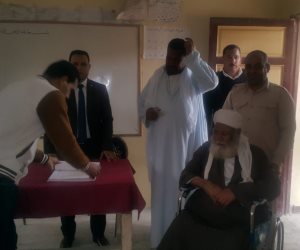 رئيس لجنة النصر بالقنطرة يساعد رجل قعيد على الانتخاب (فيديو وصور)