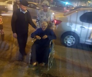 قوات الجيش والشرطة تحمل مسن على كرسى متحرك للإدلاء بصوته في الدقي (فيديو وصور)