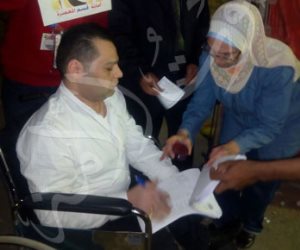 رئيس لجنة بحدائق حلوان يخرج «الدفتر» لناخب من ذوي الاحتياجات الخاصة