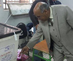 رئيس هيئة قضايا الدولة يدلي بصوته في الدقي (صور)