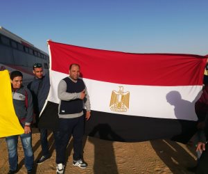 لليوم الثالث.. العاملون بحقل بدر للبترول في الصحراء الغربية يدلون بأصواتهم (صور)