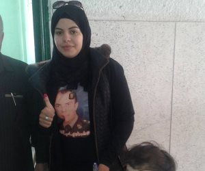 زوجة شهيد أثناء الإدلاء بصوتها في الانتخابات: مصر باقية بالمخلصين 