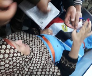 والدة زوجة الشهيد عادل رجائي تدلي بصوتها في سيارة إسعاف (صور)