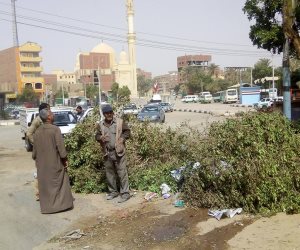 رئاسة مركز الخارجة تزيل آثار العواصف الترابية بأحياء المدينة (صور)