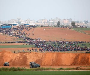 استشهاد شاب فلسطيني آخر.. والاحتلال يصقف المظاهرات بقنابل الغاز بمخيم البريج