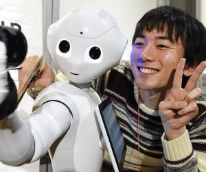 فقط في كوكب اليابان.. الإنسان الآلي قد يكون له دور في رعاية المسنين بالمستقبل
