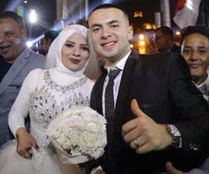 الفرحة فرحتين.. عروسان يشاركان في الاحتفال بفوز السيسي في جامعة القاهرة