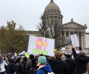 آلاف المعلمين يتظاهرون في ولاية أوكلاهوما الأمريكية للمطالبة بزيادة الرواتب (صور)