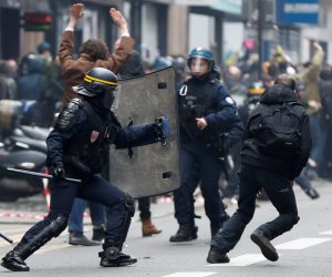 الشرطة الفرنسية تدفع بآلاف العناصر لتحجيم أعمال عنف متظاهري «السترات الصفراء»