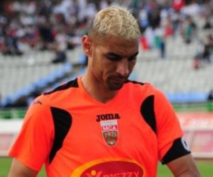 الحارس الجزائري الشهير يتعرض للإهانة في لقاء فريقه بالدوري (فيديو)
