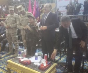 محافظ بنى سويف يتغنى بنشيد الصاعقة مع طالب في احتفالية تكريم الشهداء 
