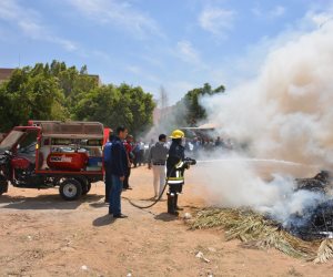 محافظ الوادي الجديد يشهد تجربة عملية لإطفاء حريق بواسطة وحدة متنقلة