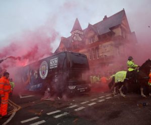 جماهير ليفربول تهاجم حافلة مانشستر سيتى (صور)