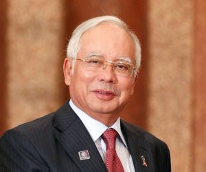 رئيس وزراء ماليزيا السابق يطلب الحماية بعد ملاحقته باتهامات فساد