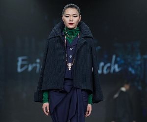 الجوارب الشبيكة والجاكت المنفوخ.. أبرز معالم الموضة لمصمم الفرنسي "إيريك تيبوش"