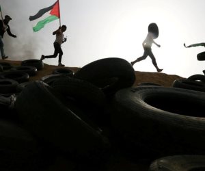 الاحتلال يستخدم المياه العادمة لإطفاء الإطارات المشتعلة.. والدخان يحجب الرؤية عنهم (صور)