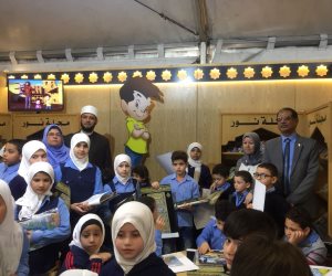 طلاب من سوريا ونيجيريا وقيرغستان يزورون جناح الأزهر بمعرض الإسكندرية للكتاب