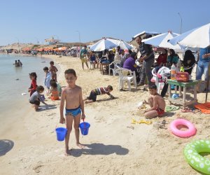 الشواطئ الساحلية تسقبل المواطنين في ثاني أيام عيد الفطر