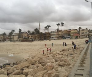 «السيناوية» يتحدون أصوات طلقات الرصاص بالاحتفال بشم النسيم على الشواطئ