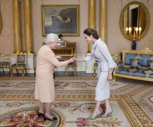 ما الدروس المستفادة من لقاء أنجلينا جولي والملكة إليزابيث؟ (صور وفيديو)