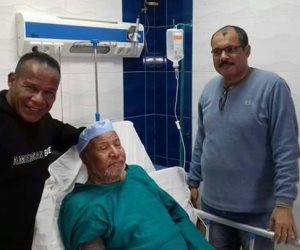 الشحات مبروك يزور والده بمستشفى أبو المطامير بالبحيرة بعد تعرضه لوعكة صحية (صور)