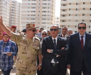 محافظ الإسكندرية وقائد المنطقة الشمالية يتفقدان «بشائر الخير 2» بغيط العنب (صور) 