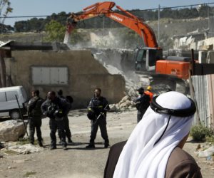 جرافات الاحتلال الإسرائيلى تتوغل جنوب وشمال قطاع غزة