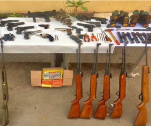 ضبط 37 قطعة سلاح و 2950 قرص مخدر بحوزة محاسب بحملة أمنية بسوهاج