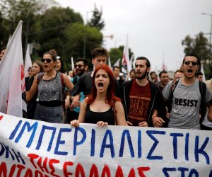 مظاهرات حاشدة في اليونان احتجاجا على الضربة الثلاثية ضد سوريا (صور)