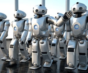 هل تحكم «الروبوتات» العالم؟.. عندما نقض الإنسان الآلي عهده مع البشر 
