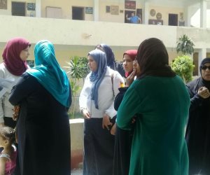 تجمهر أولياء أمور أمام مدرسة بشبرا بعد حرمان طالبات من حضور امتحان العملي (صور)