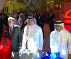 وزير الثقافة السعودي يفتتح السينما الأولى في الرياض