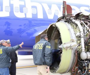 وفاة راكب وتضرر هيكل طائرة إثر هبوط اضطراري في مطار فيلادلفيا الدولي (صور)