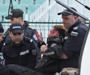 إصابة خطيرة لشرطية بسبب انفجار قنبلة بديربي الدوري البلغاري