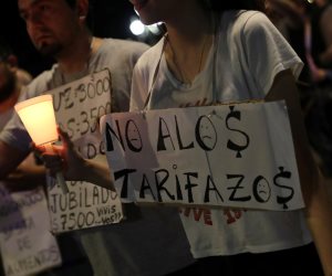 وقفة احتجاجية بالشموع اعتراضا على زيادة أسعار الخدمات في الأرجنتين (صور)