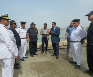 مدير الإسكندرية يراجع مع الإنقاذ النهري إجراءات تأمين المصايف (صور)