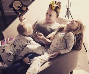 المغنية بينك تروي القصص لأطفالها قبل النوم (صور وفيديو)