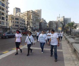 مسيرة على كورنيش الإسكندرية لرفع القمامة احتفالا بيوم الأرض (صور)