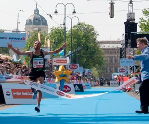 المغربي بوناصر يفوز بماراثون فيينا وانسحاب كيميتو (صور)