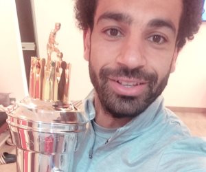 محمد صلاح ملك إنجلترا يعود بالجائزة إلى ميلوود (صورة)