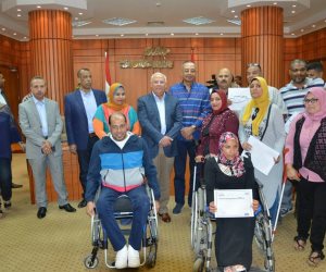 محافظ بورسعيد يسلم شهادات «أمان» لأسر الشهداء وأبطال نادى الحرية لمتحدى الإعاقة