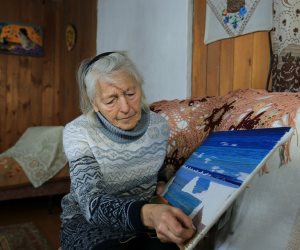 الجدة ليوبوف.. سبعينية «تتزحلق» على الجليد لتعتني بحيواناتها الأليفة