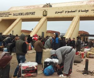 عودة 188 مصريا ووصول 105 شاحنات من ليبيا عبر منفذ السلوم
