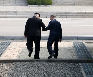 شاهد.. لحظة عبور زعيم كوريا الشمالية للمرة الأولى الحد الفاصل برفقة رئيس الجنوب (صور)